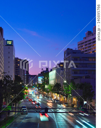 天現寺橋交差点より望む広尾・外苑西通りの夕景 都市景観(2026年5月) 天現寺橋交差点より望む広尾・外苑西通りの夕景 都市景観(2026年5月) 140895766