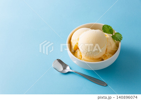 青い背景に冷たいバニラアイスクリーム 140896074