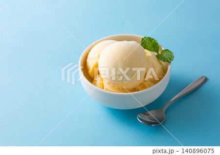 青い背景に冷たいバニラアイスクリーム 青い背景に冷たいバニラアイスクリーム 140896075