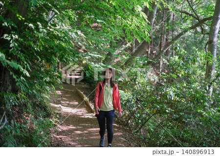 高尾山の4号路を歩く女性 高尾山の4号路を歩く女性 140896913