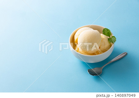 青い背景に冷たいバニラアイスクリーム 140897049