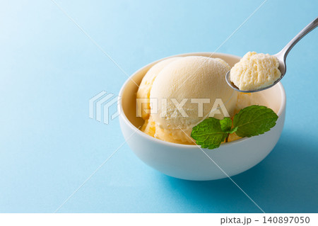 青い背景に冷たいバニラアイスクリーム 青い背景に冷たいバニラアイスクリーム 140897050