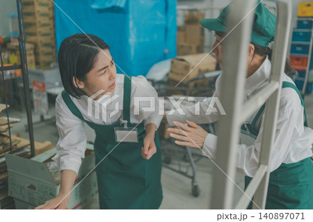 バックヤードで体調不良の若い女性スタッフを助ける先輩スタッフ 140897071