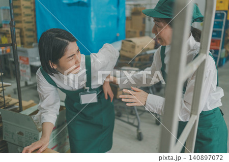 バックヤードで体調不良の若い女性スタッフを助ける先輩スタッフ バックヤードで体調不良の若い女性スタッフを助ける先輩スタッフ 140897072