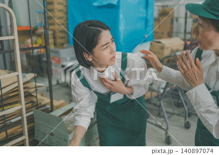 バックヤードで体調不良の若い女性スタッフを助ける先輩スタッフ バックヤードで体調不良の若い女性スタッフを助ける先輩スタッフ 140897074