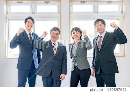 ガッツポーズをするビジネスチーム ガッツポーズをするビジネスチーム 140897681