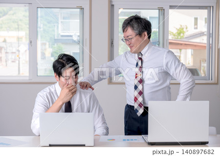 悩む部下を励ます上司 140897682