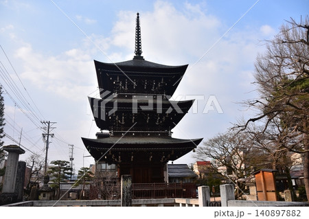 日本の岐阜県の高山市 飛騨国分寺の三重塔と周辺の町並み 春の高山祭期間中の様子 日本の岐阜県の高山市 飛騨国分寺の三重塔と周辺の町並み 春の高山祭期間中の様子 140897882