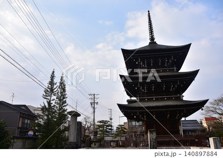 日本の岐阜県の高山市 飛騨国分寺の三重塔と周辺の町並み 春の高山祭期間中の様子 日本の岐阜県の高山市 飛騨国分寺の三重塔と周辺の町並み 春の高山祭期間中の様子 140897884