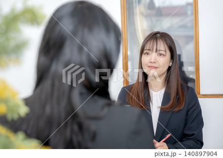 面談で話を聞くビジネスウーマン 面談で話を聞くビジネスウーマン 140897904
