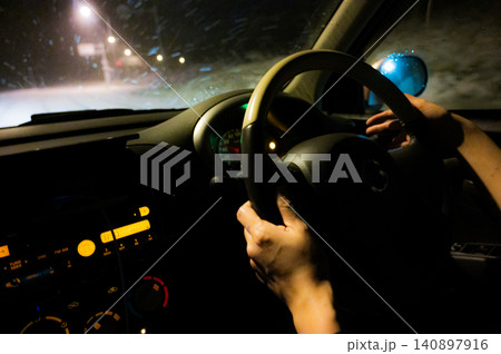 夜道を運転する車内の手元 夜道を運転する車内の手元 140897916
