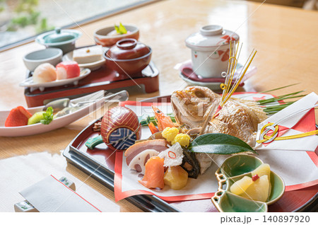 鯛や海老を盛り付けた祝い膳 鯛や海老を盛り付けた祝い膳 140897920