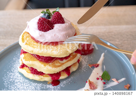 ベリークリームをのせたパンケーキ 140898167