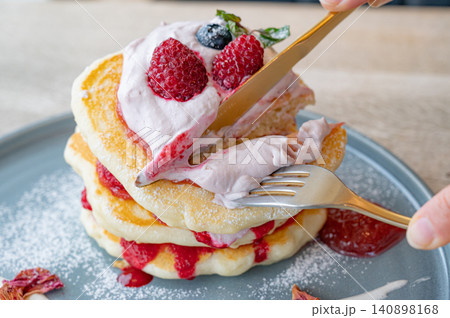 ナイフで切るベリーパンケーキ ナイフで切るベリーパンケーキ 140898168