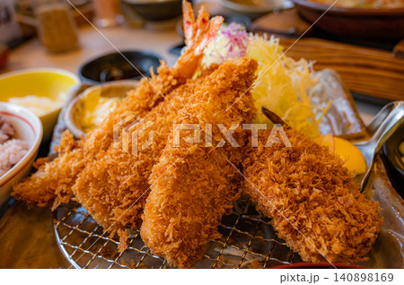 揚げたての海老フライ定食 揚げたての海老フライ定食 140898169