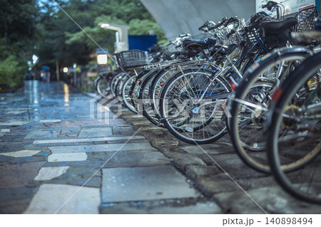 雨の夜の北区立音無親水公園 自転車駐輪場 雨の夜の北区立音無親水公園 自転車駐輪場 140898494