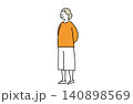 おばあさんの立ち姿 140898569