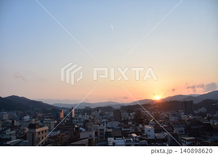 日本の岐阜県の高山市 市街地中心部の町並みと美しい夕日 高層ビルからの俯瞰写真 日本の岐阜県の高山市 市街地中心部の町並みと美しい夕日 高層ビルからの俯瞰写真 140898620