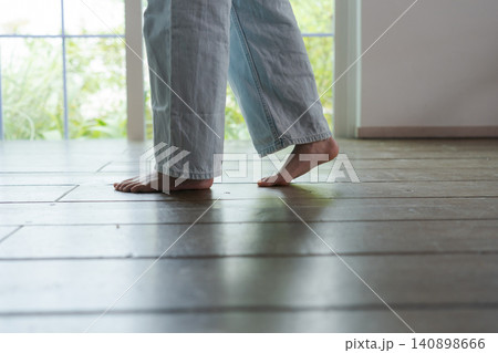 裸足で無垢床の上を歩く女の子 裸足で無垢床の上を歩く女の子 140898666
