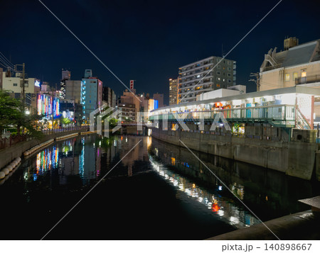 光が流れる都市の川 140898667