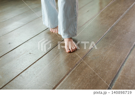裸足で無垢床の上を歩く女の子 裸足で無垢床の上を歩く女の子 140898719