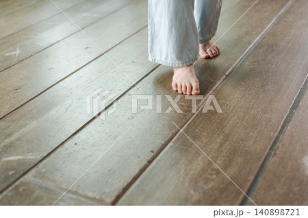 裸足で無垢床の上を歩く女の子 裸足で無垢床の上を歩く女の子 140898721