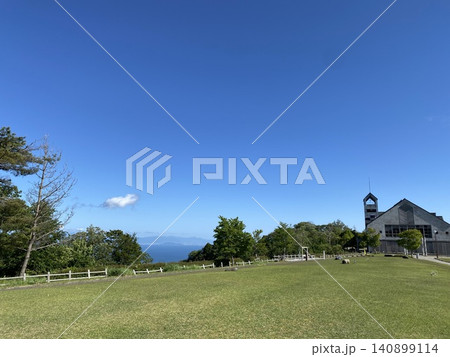 青空と芝生広場に建つ展望施設のある公園風景 青空と芝生広場に建つ展望施設のある公園風景 140899114