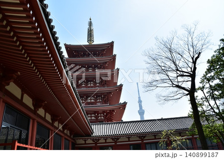 日本の東京の浅草 浅草寺の五重塔と境内から見えるスカイツリー 美しい青空と春の花と新緑 日本の東京の浅草 浅草寺の五重塔と境内から見えるスカイツリー 美しい青空と春の花と新緑 140899187