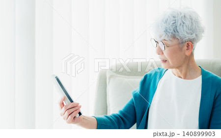 迷惑電話に驚くシニア女性 140899903