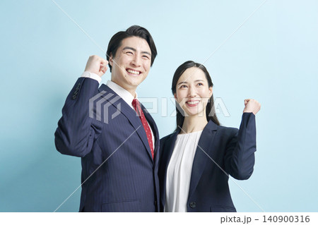 ガッツポーズをする男女のビジネスパーソン ガッツポーズをする男女のビジネスパーソン 140900316