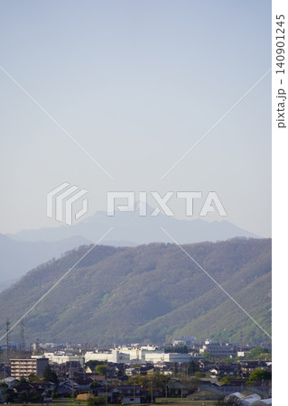 長野県埴科郡坂城町の山々に咲く山桜の花をお楽しみ下さい。そして上平の火の見やぐらから見た風景です。 140901245