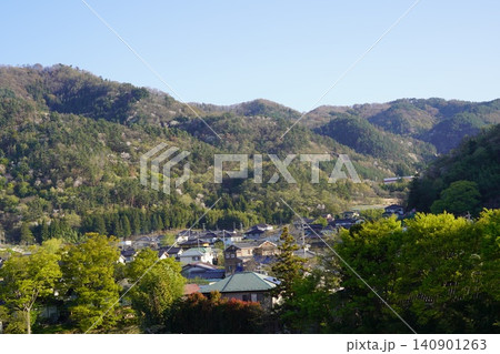長野県埴科郡坂城町の山々に咲く山桜の花をお楽しみ下さい。そして上平の火の見やぐらから見た風景です。 140901263
