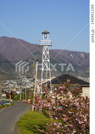長野県埴科郡坂城町の山々に咲く山桜の花をお楽しみ下さい。そして上平の火の見やぐらから見た風景です。 140901289