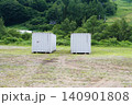 野外に置かれた二つのコンテナ 140901808