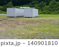 草地に並ぶ二つのコンテナ 140901810