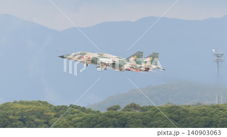 編隊離陸する航空自衛隊F-1戦闘機 編隊離陸する航空自衛隊F-1戦闘機 140903063