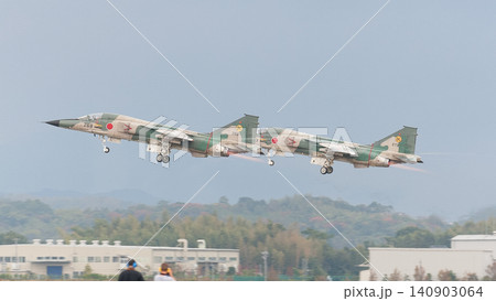 編隊離陸する航空自衛隊F-1戦闘機 編隊離陸する航空自衛隊F-1戦闘機 140903064