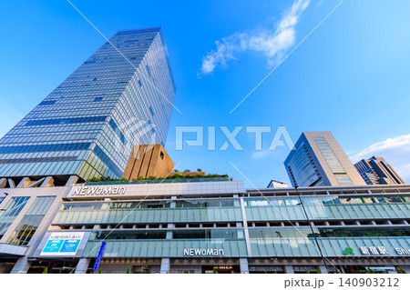 東京 新宿の都市風景 新宿駅南口 JR新宿ミライナタワーとニュウマン新宿 東京 新宿の都市風景 新宿駅南口 JR新宿ミライナタワーとニュウマン新宿 140903212