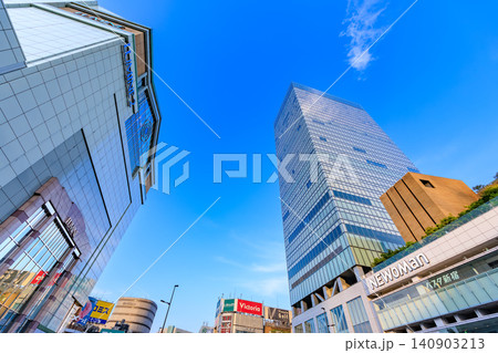 東京 新宿の都市風景 新宿駅南口 JR新宿ミライナタワーと新宿ルミネ2 東京 新宿の都市風景 新宿駅南口 JR新宿ミライナタワーと新宿ルミネ2 140903213