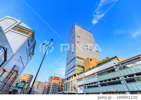 東京 新宿の都市風景 新宿駅南口 JR新宿ミライナタワーと新宿ルミネ2 東京 新宿の都市風景 新宿駅南口 JR新宿ミライナタワーと新宿ルミネ2 140903216