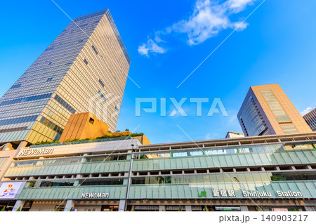 東京 新宿の都市風景 新宿駅南口 JR新宿ミライナタワーとニュウマン新宿 東京 新宿の都市風景 新宿駅南口 JR新宿ミライナタワーとニュウマン新宿 140903217