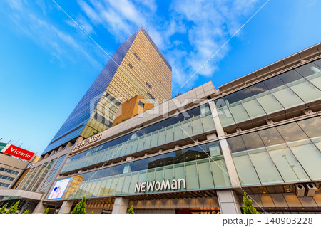 東京 新宿の都市風景 新宿駅南口 JR新宿ミライナタワーとニュウマン新宿 東京 新宿の都市風景 新宿駅南口 JR新宿ミライナタワーとニュウマン新宿 140903228