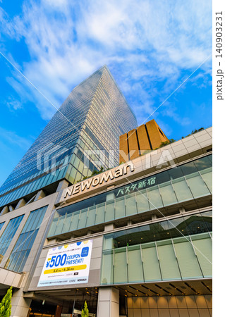 東京 新宿の都市風景 新宿駅南口 JR新宿ミライナタワーとニュウマン新宿 東京 新宿の都市風景 新宿駅南口 JR新宿ミライナタワーとニュウマン新宿 140903231