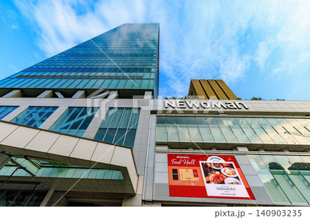 東京 新宿の都市風景 新宿駅南口 JR新宿ミライナタワーとニュウマン新宿 東京 新宿の都市風景 新宿駅南口 JR新宿ミライナタワーとニュウマン新宿 140903235