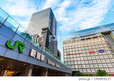 東京 新宿の都市風景 新宿駅南口 JR新宿ミライナタワーと新宿髙島屋 東京 新宿の都市風景 新宿駅南口 JR新宿ミライナタワーと新宿髙島屋 140903237