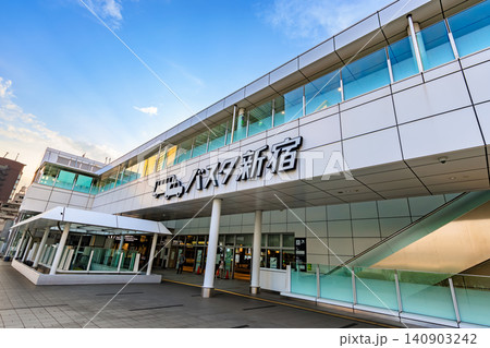 東京　新宿の都市風景　新宿駅南口　バスタ新宿 140903242