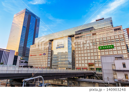 東京　新宿の都市風景　新宿駅南口　タカシマヤ タイムズスクエア 140903248