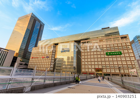 東京　新宿の都市風景　新宿駅南口　タカシマヤ タイムズスクエア 140903251