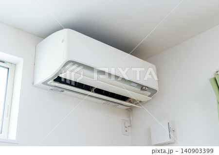部屋に設置されたエアコン 部屋に設置されたエアコン 140903399
