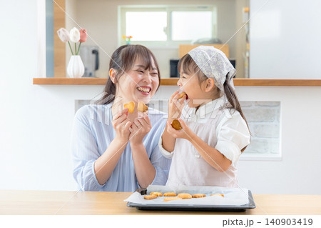 クッキーを作る親子 クッキーを作る親子 140903419
